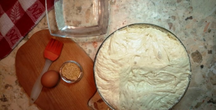 Pão achatado uzbeque no forno como se fosse um tandoor