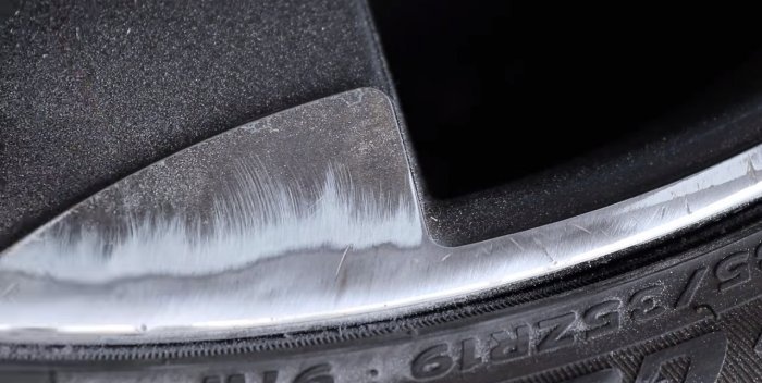 Làm thế nào để loại bỏ các vết trầy xước và sứt mẻ trên vành xe