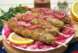 Kebab de porc en una paella