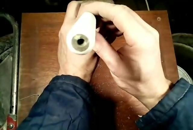 Hur man gör ett verktygshandtag från ett plaströr