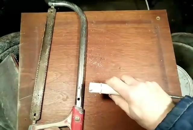 Hur man gör ett verktygshandtag från ett plaströr