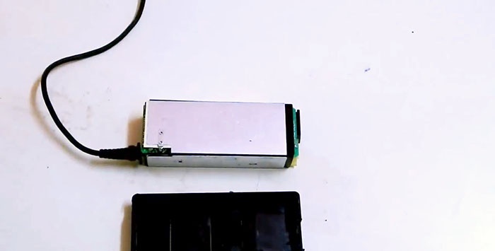 Cómo desmontar la carcasa de la fuente de alimentación de una computadora portátil