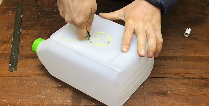 Bobina de cablu dintr-un recipient de plastic