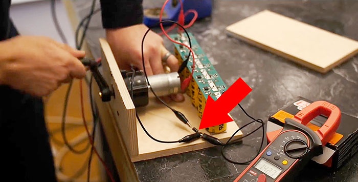 Manu-manong generator na may mga ionistor para sa pagsisimula ng makina