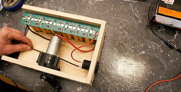 Penjana manual dengan ionistor untuk menghidupkan enjin