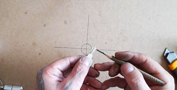Hogyan kenjük be a zárat egy egyszerű ceruzával