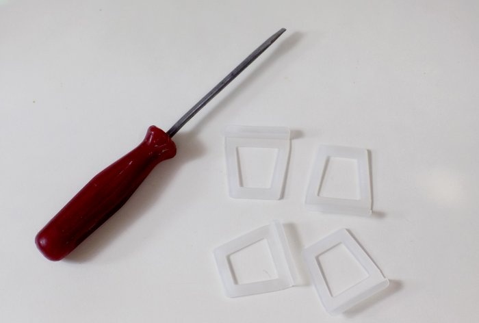 Πώς να αντικαταστήσετε τις λαβές στην κουνουπιέρα ενός πλαστικού παραθύρου