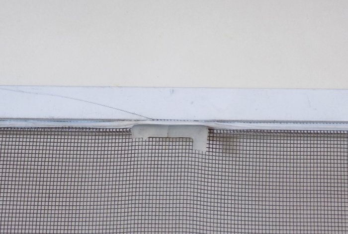 Bagaimana untuk menggantikan pemegang pada kelambu tingkap plastik