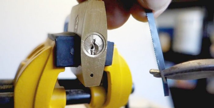 كيفية إزالة المفتاح المكسور من القفل