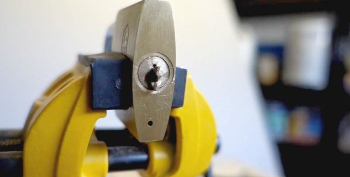 Πώς να αφαιρέσετε ένα σπασμένο κλειδί από μια κλειδαριά