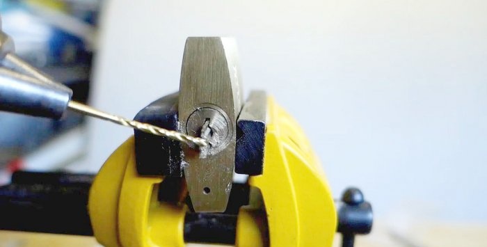 Hoe verwijder je een kapotte sleutel uit een slot?