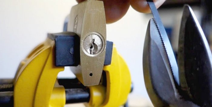 Hur man tar bort en trasig nyckel från ett lås
