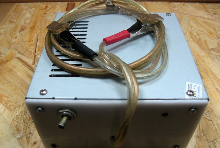 Paano i-convert ang power supply ng computer sa isang charger