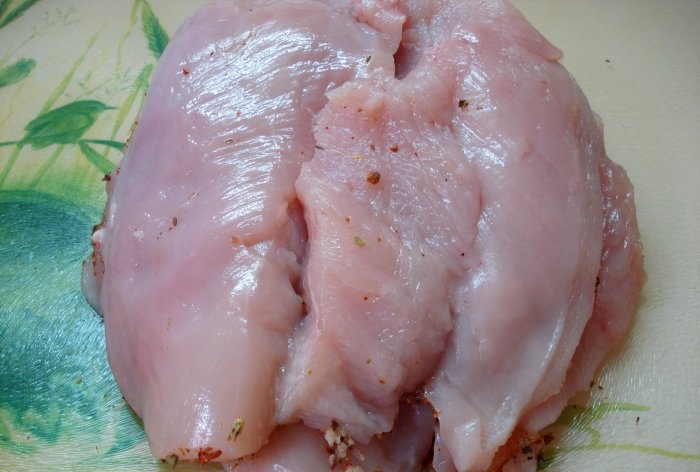 Бастурма от пилешки гърди на слоеве