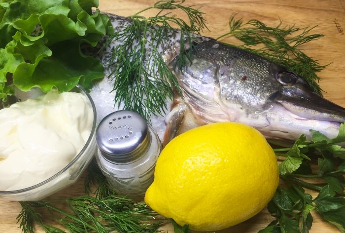 How to deliciously bake a whole pike in the oven