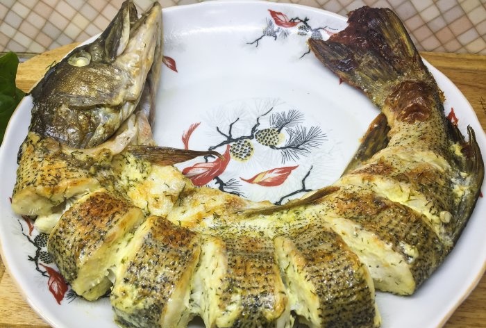 Paano masarap maghurno ng isang buong pike sa oven