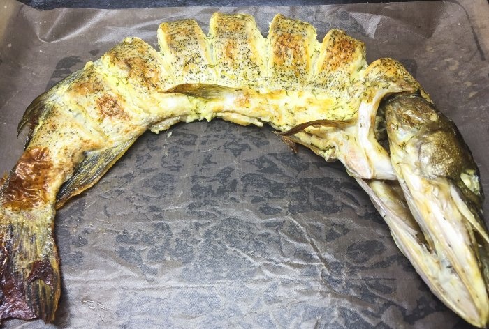How to deliciously bake a whole pike in the oven