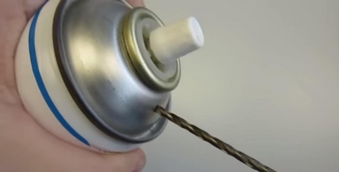Cómo hacer un aerosol reutilizable a partir de uno normal