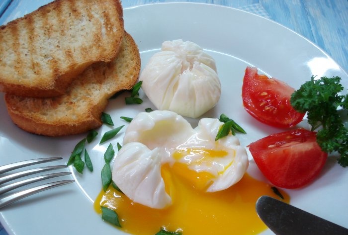 Buggyantott tojás egy zacskóban gyors reggeli