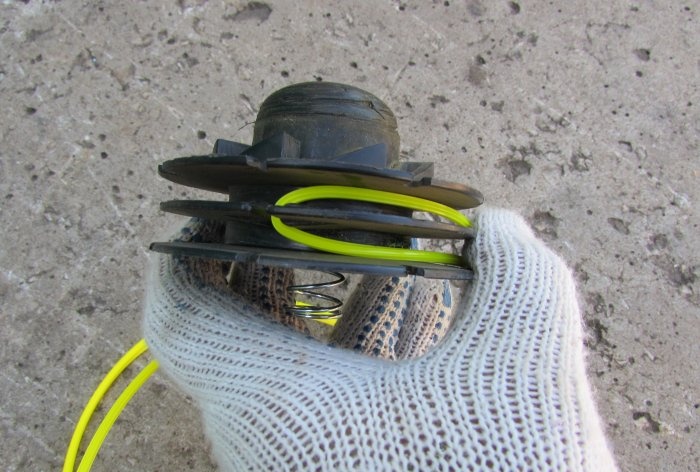 Replacing fishing line in a trimmer