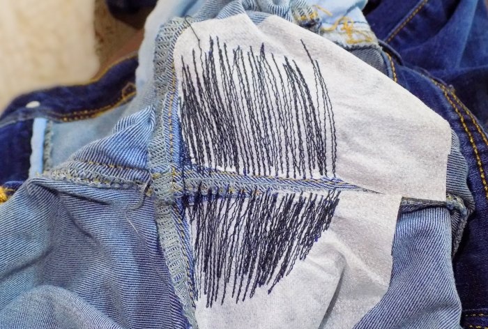 Hoe gerafelde jeans te repareren