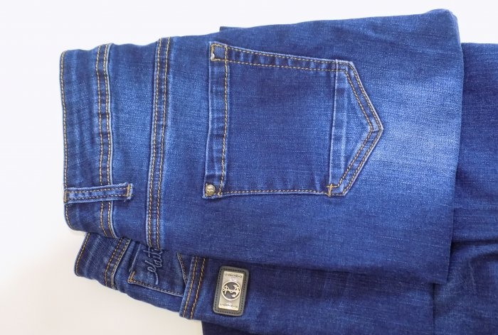 Hoe gerafelde jeans te repareren