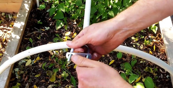 Jednoduchý skleník vyrobený z PVC trubek s vlastními rukama