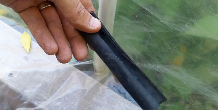 Jednoduchý skleník vyrobený z PVC rúr s vlastnými rukami