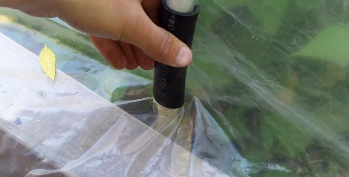 Un invernadero sencillo hecho de tubos de PVC con tus propias manos.