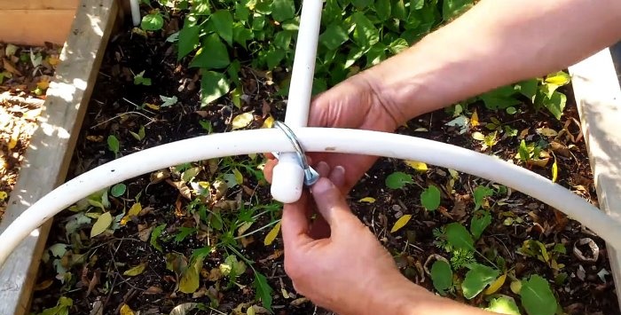 Jednoduchý skleník vyrobený z PVC trubek s vlastními rukama