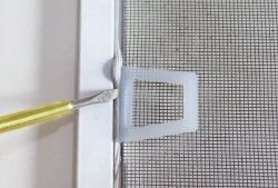 Cum să înlocuiți mânerele de pe plasa de țânțari a unei ferestre de plastic