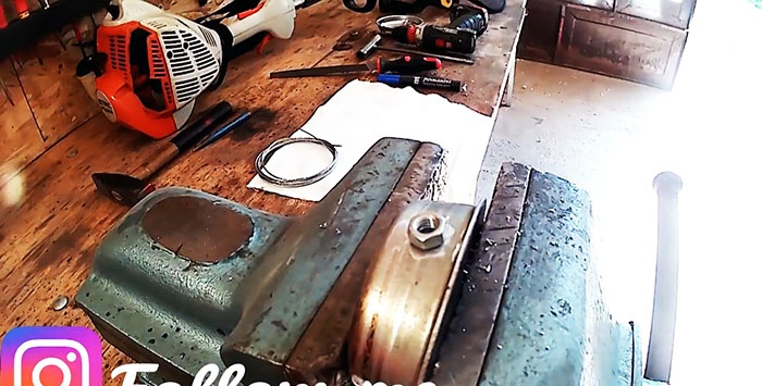 Hoe de vislijn in een trimmer met staalkabel te vervangen