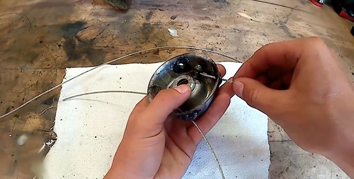 Sådan udskiftes fiskesnøre i en trimmer med stålkabel