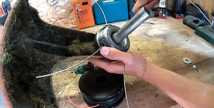 Sådan udskiftes fiskesnøre i en trimmer med stålkabel