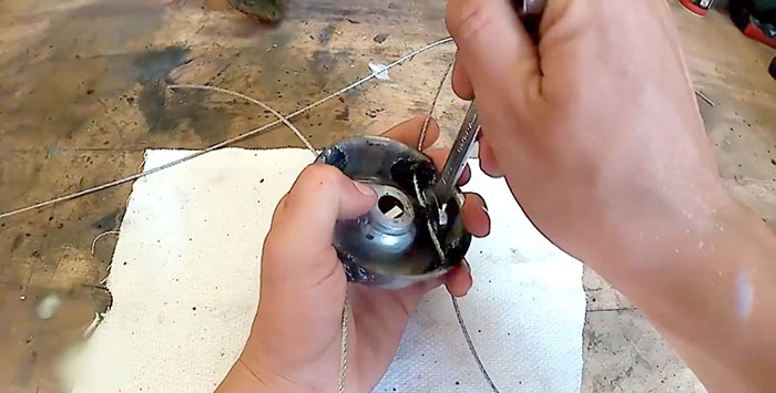 Hvordan bytte fiskesnøre i en trimmer med stålkabel