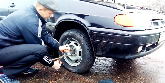 Com canviar un pneumàtic sense un gat