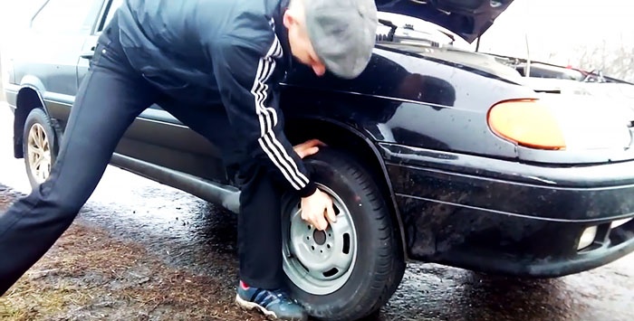 So wechseln Sie einen Reifen ohne Wagenheber