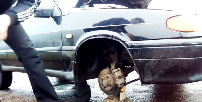 Como trocar um pneu sem macaco
