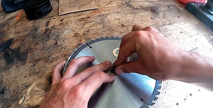 Kako postaviti list pile na trimer