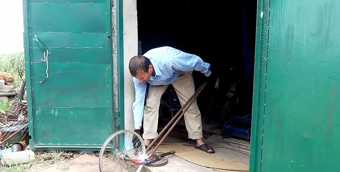 A device for quickly weeding a vegetable garden