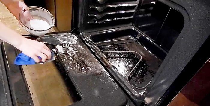 Hoe de oven schoon te maken met zuiveringszout en azijn