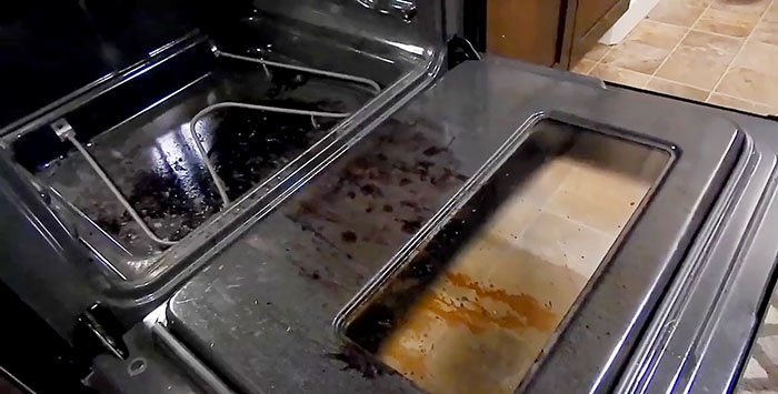 Hoe de oven schoon te maken met zuiveringszout en azijn