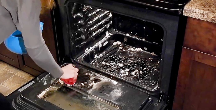 Come pulire il forno utilizzando bicarbonato di sodio e aceto