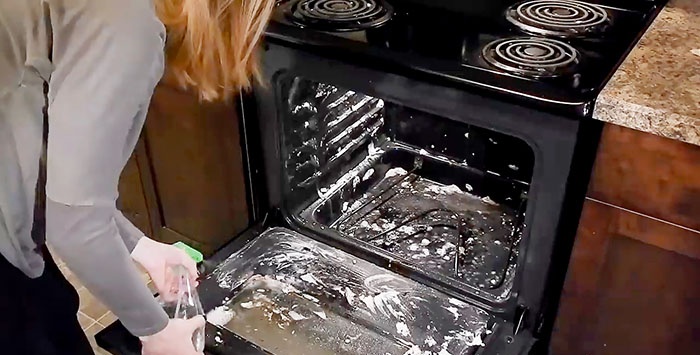 Cách làm sạch lò nướng bằng baking soda và giấm