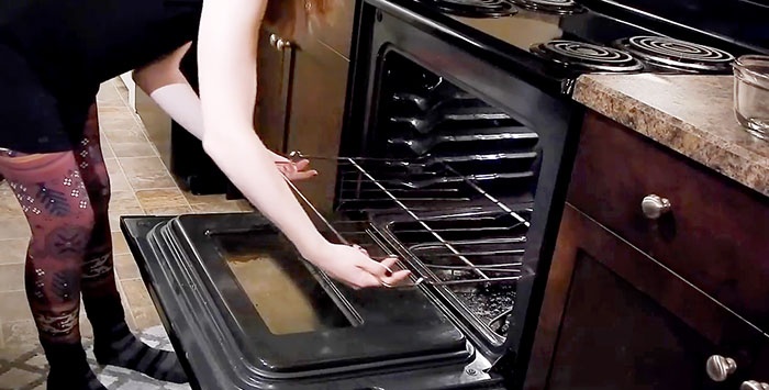 Com netejar el forn amb bicarbonat de sodi i vinagre