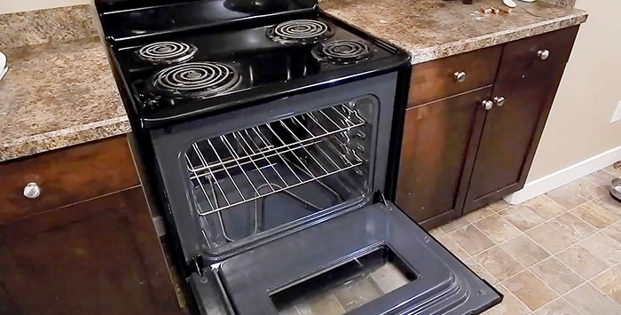 כיצד לנקות את התנור באמצעות סודה לשתייה וחומץ