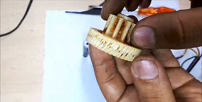 Plastmasas zobratu zobu atjaunošana ar rievojumu