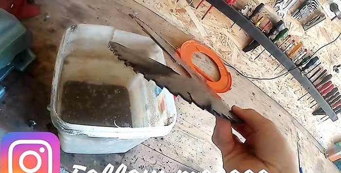 Wie man aus einem Sägeblatt eine Gartenschnecke herstellt