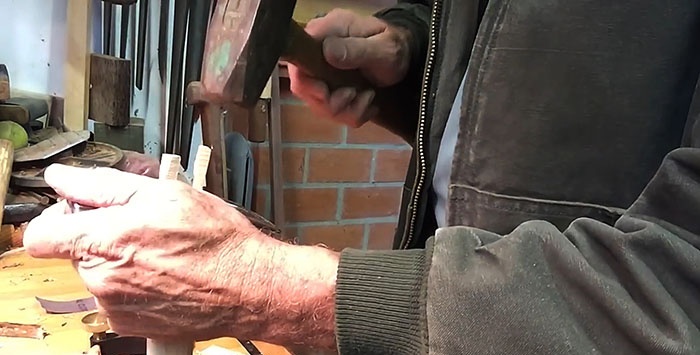 Výroba nové rukojeti kladiva