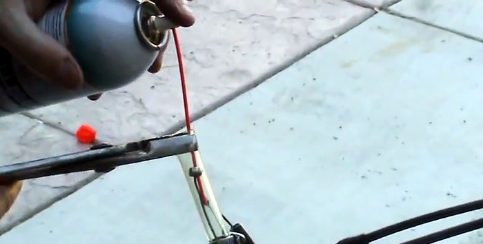 Uma maneira de lubrificar o cabo sem removê-lo
